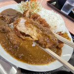 Shokudou Yonagura - 厚みのあるトンカツ。家庭的なカツカレーと言うよりは美味しいトンカツをカレーソースで食べる味わい