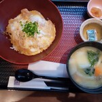 大戸屋 - 炭火焼き鶏の親子丼、麦みそ汁