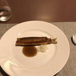 Porte Bonheur - 前菜：愛知の鮎のクルスティアン(鮎の中に鮎のムースを入れ、薄い皮で巻いてﾊﾟﾘﾊﾟﾘに揚げ焼き、鮎の内臓のｿｰｽを添えて)