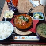 ナカガワ☆スエ食堂 - 牛もつのトマト煮定食1400円