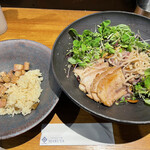 ジャパニーズまぜ麺 マルタ - 隠れていた麺をすくいあげた状態