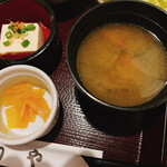 とり酒場 わや 神楽坂 - 漬物、冷奴、みそ汁