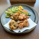 バルバルキッチンアメリ - 五月限定 国産若鶏の抹茶香る新緑の唐揚げ(¥1,080)メイン
      抹茶を混ぜた時と通常店で出しているガーリックの効いた衣の唐揚げが二個ずつ。仄かなら抹茶の香りが飲み込む間際に口中に広がる。