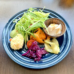 バルバルキッチンアメリ - いつものサラダ
      今日はピリ辛味の瓜が入っている。ポテトの味付けも若干変えたようだ。