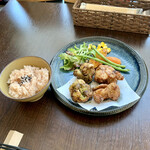 バルバルキッチンアメリ - 五月限定 国産若鶏の抹茶香る新緑の唐揚げランチ(¥1,080)
      長ったらしい名称だが、抹茶とガーリック、二種類の唐揚げは驚くほどジューシーで抜群の美味！