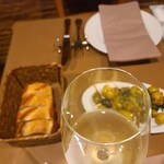 ティオ・ダンジョウ - グラス越しの風景