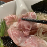 酒肴場 屯 - カタロースチャーシューはスープの味を邪魔しない極薄切り