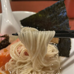 酒肴場 屯 - 合わせる麺は三河屋製麺の低加水細ストレート麺。しっかりコシのある茹で上がり