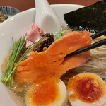 酒肴場 屯 - 鮭の王様、キングサーモンとも呼ばれる「マスノスケ」　脂ノリノリのうえ、低温調理でトロける食感