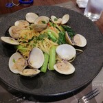 Tsubamesanjouitariambitto - ハマグリと春野菜のパスタ