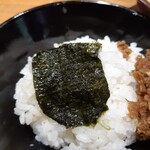 中華蕎麦 ひら井 - たくさんののりを白米に巻き付ける