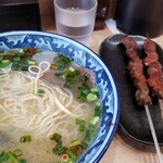 蘭州拉麺店 火焔山 - 烤羊肉串。