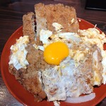 支那そば 元祖 - はみ出すカツ丼  750円