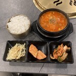 ラオン 焼肉 - ライス、スンドゥブチゲ、パンチャン