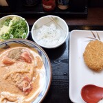 丸亀製麺 アーバス東千田ショッピングモール店 - 豆乳仕立ての冷やしトマたまカレーうどん+コロッケ