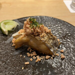 鮨 一二郎 - 太刀魚の火入れがやや強めで鱈子のトッピングが風味良く、まさに酒の肴です(*´﹃｀*)