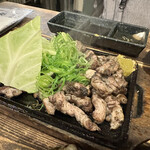 備長焼鳥 トサカ商會 - せせりの籠焼き