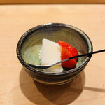 鮨 一二郎 - 牛乳シャーベットといちごで爽やかに〆✩*。