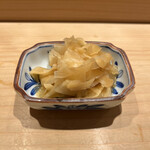 鮨 一二郎 - シャリの赤酢をガリにも漬け込みました。ガリ好きにはたまりません（๑^ڡ^๑）