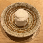 鮨 一二郎 - ここから握りスタート✩*。お水を垂らすとムクムクふくらむ指先おしぼり。