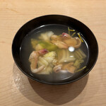 鮨 一二郎 - パカッ。春キャベツと北寄貝のお吸物。