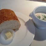 Vandan Ju - ランチ ジャガイモの冷製スープと自家製パン