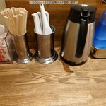 中華そば 麺壁九年 - テーブル卓上