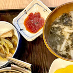 お酒とごはん はるのひ - 副菜(蕗と厚揚げの煮物、すじこ)、味噌汁(大根と岩海苔)