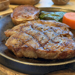 Beef Club Noel - 気まぐれステーキランチ 200g          8000円
                        （スープ、サラダ、ライスorパン、ドリンク付き）
                        　　　　　　　　　　　　　　