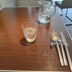 Trattoria　Bazza - 席についたとき。お水をお代わりしたら、ピッチャーも置いてくださったのが嬉しい。