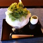 菓游 茜庵 - かき氷（800円）に抹茶蜜をかけたところ