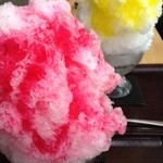 昔ながらのかき氷　いちご　奥はレモン