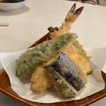 まつ屋 - 今日の一枚．天ぷら盛り合わせ．衣さくさく，しょっぱいつゆは，みずみずしくもカリフワな野菜天にあう！