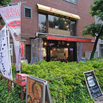 銀座フィッシュバーガー NAGOMI - 店内のテーブル席の風景です