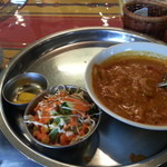 ドレッシングは人参ブレンド？ナンは一枚完食です。