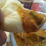 ゴウサハラ - カレーの量が多いから三枚でも余るくらいです。