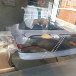 ゴウサハラ - 店員さんが釜でナン焼いてます。ガラスに映りこみ多くてすいません・・・