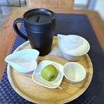 Shaka Wa Kafe - ◆上から・・3煎迄愉しめるように、ポットにお茶が用意され、玉露はお湯の温度を少し下げてから茶葉に注ぎますので 湯冷まし用の器も。