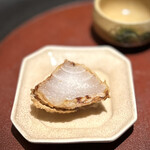 天ぷら 元吉 - この、粗熱を取った新玉葱、なかなかインパクト大♪
            蕪と同じく、瑞々しさの中に甘みがしっかり。
            美味しいー！