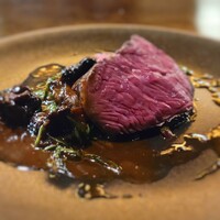 tsumugi - 岩手県田村牧場の吊るし熟成短角牛“イチボ”の塩釜焼き　モリーユのソース