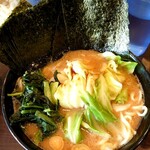 ラーメン 杉田家 - チャーシューメン海苔、キャベツトッピング