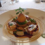 シャトー　ラ・パルム・ドール - 鹿肉のガランティーヌは柔らかくて
      甘みと旨味ある味わい。
      
      ほんのり甘みのあるマデラソース、
      と白ワインクリームソースの
      複合された味わいで美味しい。