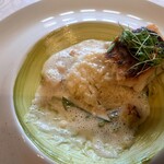 シャトー　ラ・パルム・ドール - こんがりと焦げ目を付けて焼かれてる桜鯛
      ベースはクリームソースのまろやかさと
      クラムチャウダーソースの旨味
      たまにえんどう豆の風味豊かなピューレソースの
      味わいがして味変しながら面白く美味しい