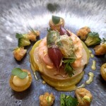 シャトー　ラ・パルム・ドール - ほたて貝のスライス、小エビのボイル
      志摩産のホタルイカと合わせ
      ホタルイカは薄くスライスした
      とうばんや春菊、金柑と巻き
      カレー風味のビィネグレットソースのサラダ
      さつまいものクリーム