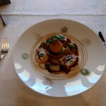 シャトー　ラ・パルム・ドール - ○特選肉料理（鹿肉）
      ■説明
      鹿肉のガランティーヌ
      リンゴで作られたフラン
      中央にはレンコンの挟み揚げ
      クレソンの葉を添えてる。
      マデラソースに白ワインクリームソースオレンジジャムソース