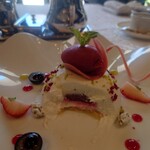 シャトー　ラ・パルム・ドール - ほんわりしてる泡状の旨味あるレアチーズケーキに
      酸味爽やかなフランポワーズのジュレ、
      木苺のソルベは冷たく
      これもまた甘さ控えめで酸味爽やかな味わい。
      