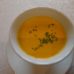 シャトー　ラ・パルム・ドール - 人参の甘みとクリーミーな深みある美味しい味わい。
      
      このお店のスペシャリテは手長海老のビスクで
      手長海老の香ばしさが心地よくて美味しいけれど
      この金額のコースでは当然出てこない？（笑）