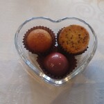 シャトー　ラ・パルム・ドール - 小さなフィナンシェ、クッキー
      グレープフルーツチョコレート
      小菓子に至っても手抜き感はない。
      一口サイズでそれぞれに味わいの変化が面白く
      甘さのないフレーバーティーに彩りを添えている