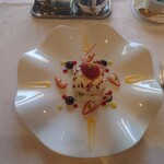 シャトー　ラ・パルム・ドール - ○デザート 
      ■クレームダンジュ
      スフレタイプのレアチーズケーキの中に
      フランポワーズのジュレ、木苺のソルベ
      ミルクチョコレートにイチゴチーズ系ソース
      フレッシュないちごやブルーベリー