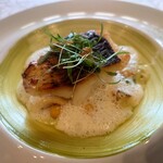 シャトー　ラ・パルム・ドール - 上にセルフィーユという香草に合わせ
      大豆を乾燥させてつくったライス状のフレーク
      ソースはえんどう豆のピューレソース
      えんどう豆で作った白ワインクリームソース
      泡のソースはクラムチャウダーソース